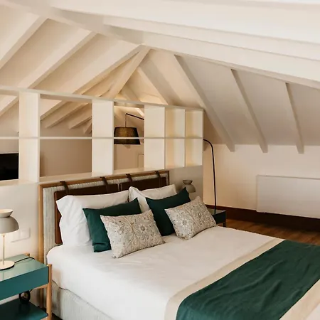 Belion House | Deluxe Attic 301 ויאנה דו קסטלו