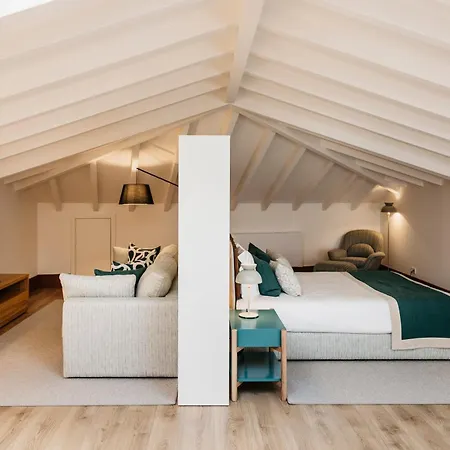 Belion House | Deluxe Attic 301 ויאנה דו קסטלו